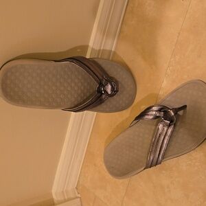 Vionic Tide Aloe Flip Flop Sandal in Pewter Metallic